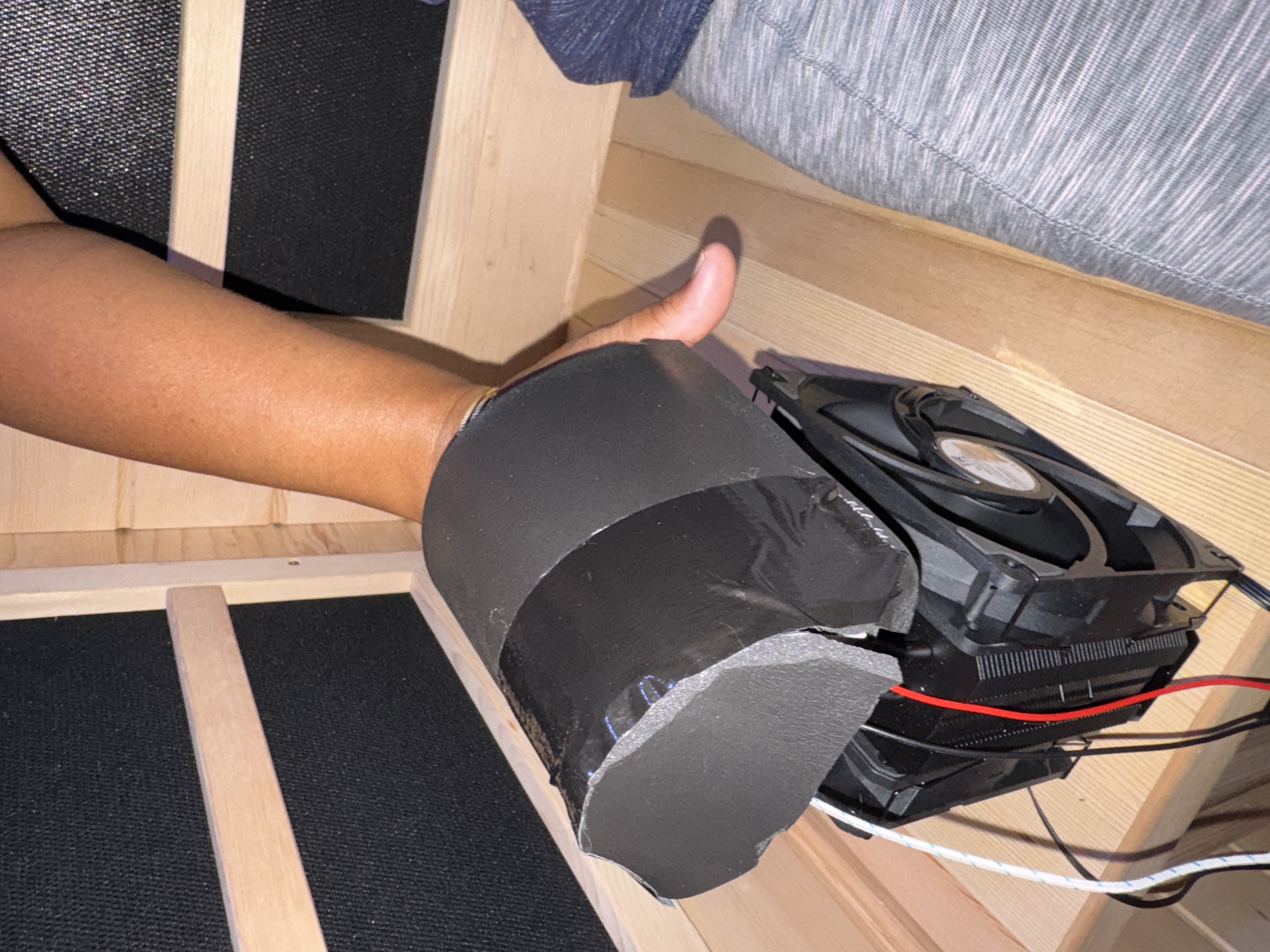 Electric cooling device on palm